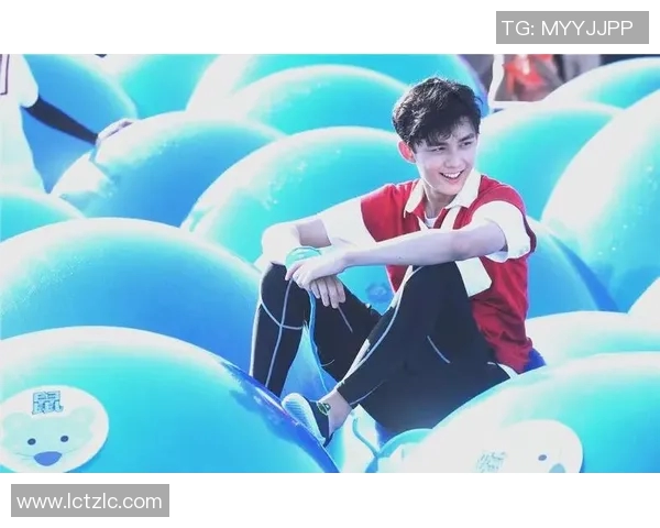 吴磊踢足球的明星身份揭秘他在球场上的表现如何引发关注与热议